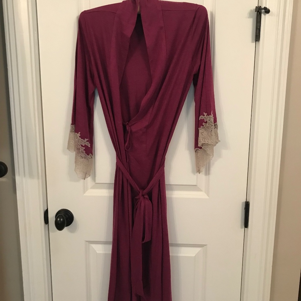 Brand nwot Natori Shangri-La Luxe Robe with antiqued lace